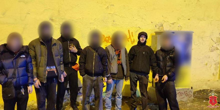 Молодые люди изрисовали граффити стены Лиговского музея. Но ответит за рисунки только один из них