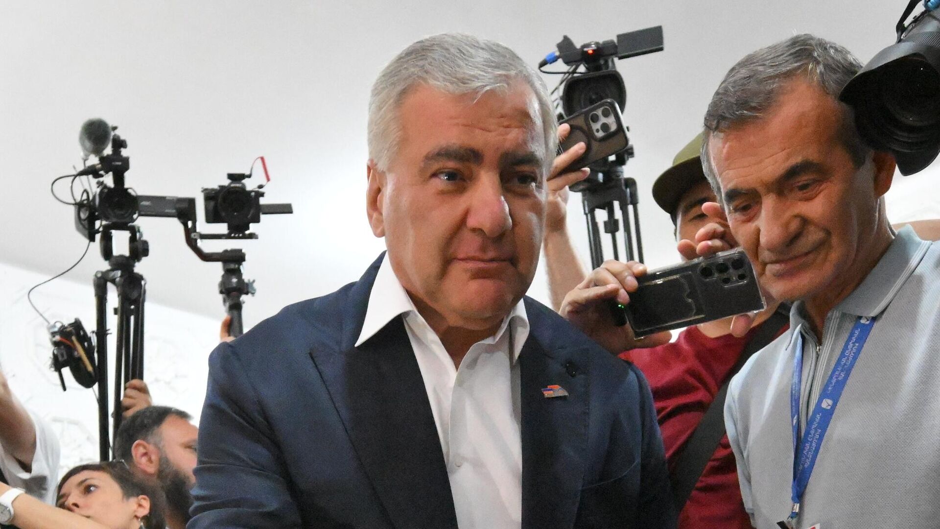 Карапетян пообещал поддерживать равновесие в отношениях с Россией и Западом