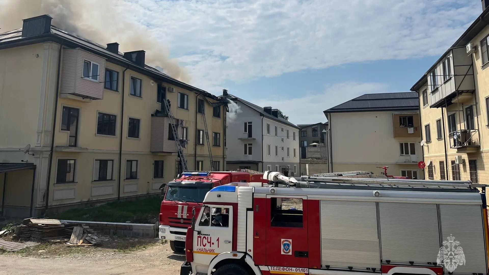 В Нальчике потушили пожар на крыше многоэтажного дома